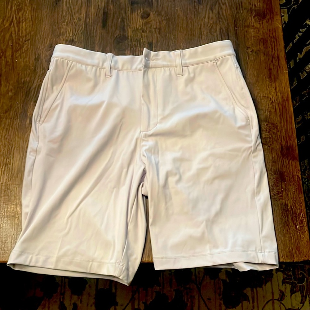 Size Large golf shorts. Off white colors. New just worn to try on